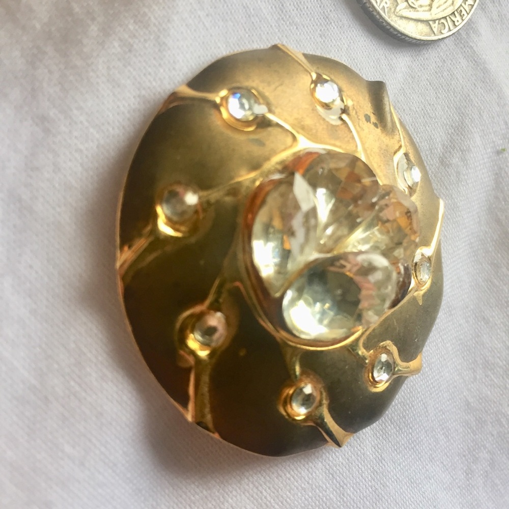 Large gold statement clip on earrings - Picture 3 of 5